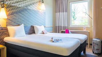 Quarto standard, 2 camas de solteiro | Roupas de cama premium, escrivaninha, cortinas blackout