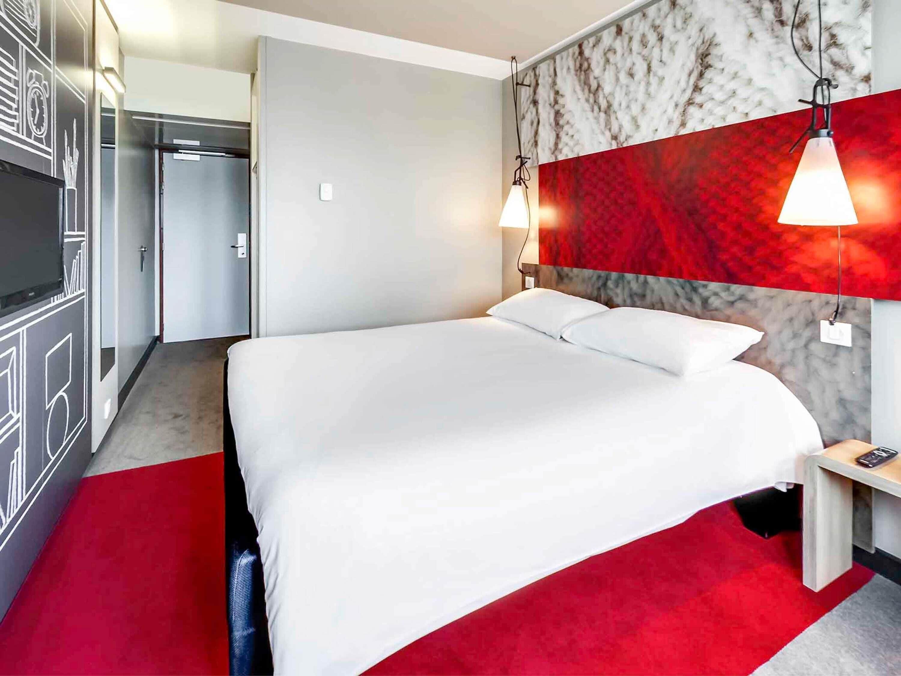 Habitación doble estándar, 1 cama matrimonial | Ropa de cama de alta calidad, escritorio y cortinas blackout 