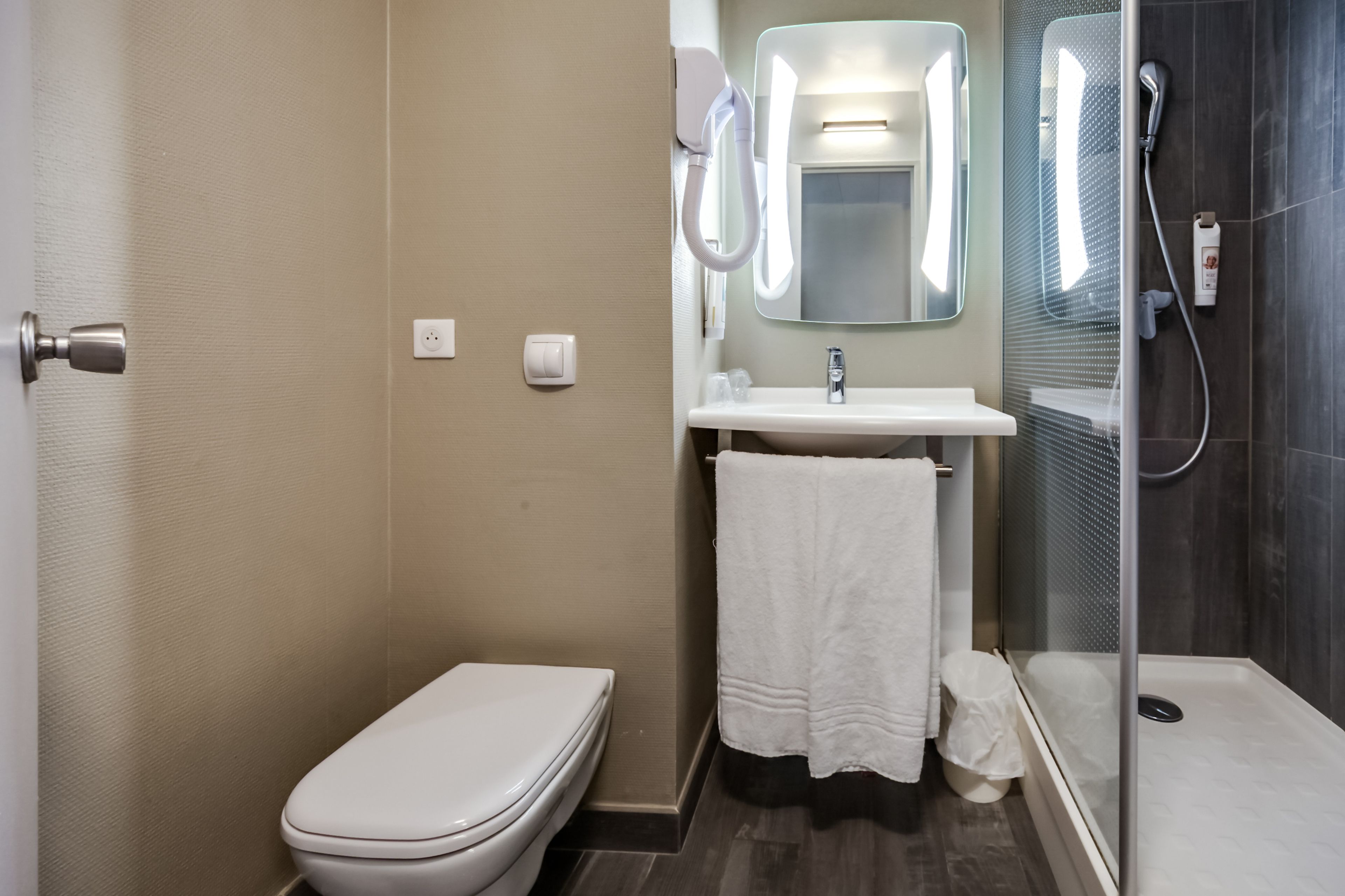 standard room, 2 single beds | bathroom | shower, eco-friendly toiletries, hair dryer, towels