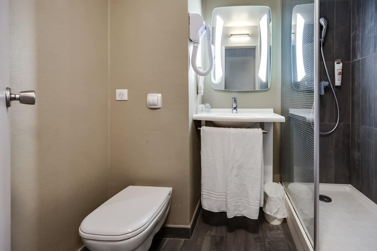 standard room, 2 single beds | bathroom | shower, eco-friendly toiletries, hair dryer, towels