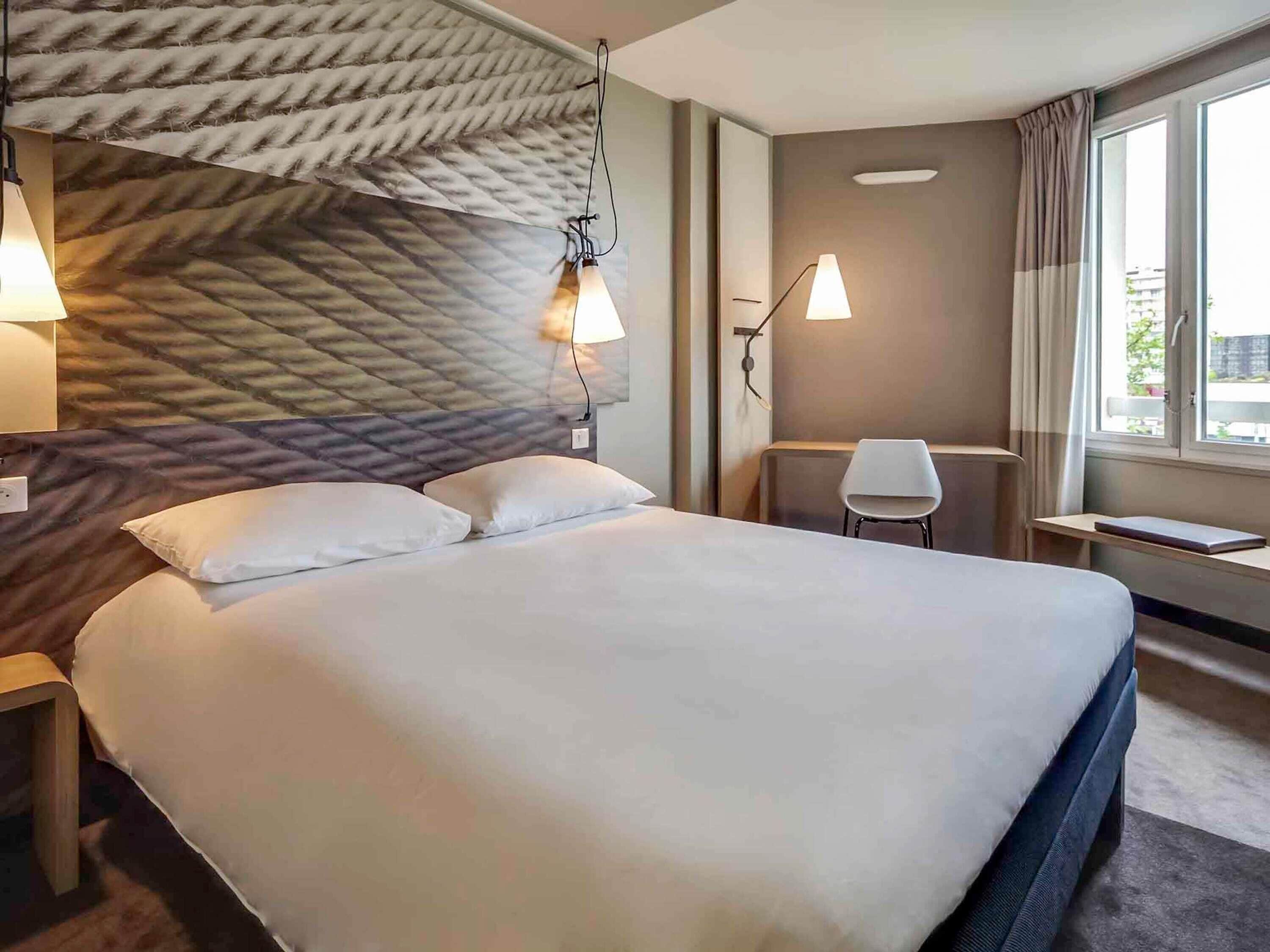 Habitación doble estándar, 1 cama matrimonial | Ropa de cama de alta calidad, escritorio y cortinas blackout 