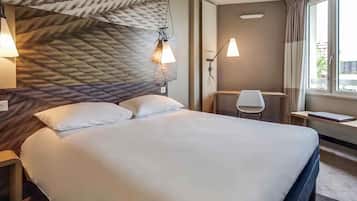 Habitación doble estándar, 1 cama matrimonial | Ropa de cama de alta calidad, escritorio y cortinas blackout