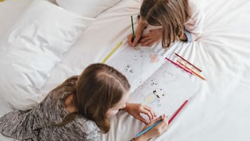 Ropa de cama de alta calidad, escritorio y cortinas blackout