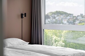Individually decorated, individually furnished, desk, laptop workspace - Bjørvika Apartments - Sirkus Renaa (Stavanger)