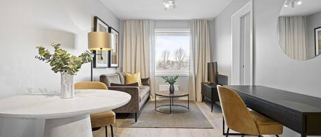 Apartamento superior, 1 habitación | 2 dormitorios, decoración individual, mobiliario individual y escritorio