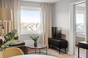 43-inch flat-screen TV with cable channels, TV - Bjørvika Apartments - Sirkus Renaa (Stavanger)
