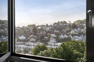 Schreibtisch, laptopgeeigneter Arbeitsplatz, kostenloses WLAN