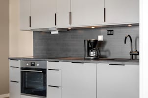 Superior-Apartment, 2 Schlafzimmer | Schreibtisch, laptopgeeigneter Arbeitsplatz, kostenloses WLAN