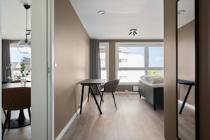 Appartement Exécutif, 2 chambres | Surmatelas, décoration personnalisée, ameublement personnalisé, bureau