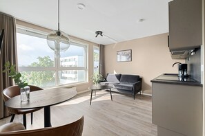 Apartamento superior, 1 quarto | 2 quartos, individualmente decorados, individualmente mobiliados