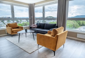 Appartement exécutif, 2 chambres | Aire de séjour | Téléviseur à écran plat de 43 po avec télévision par cùble, téléviseur