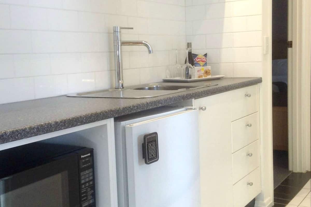 standard apartment, multiple beds, non smoking, kitchenette (living room) | private kitchen | fridge, coffee/tea maker, electric kettle, freezer