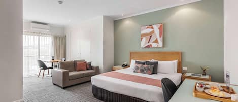 Deluxe Room, 1 King Bed, Non Smoking, Balcony