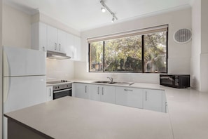 Standard-Apartment, 1 Queen-Bett, Nichtraucher, Balkon (Living Room) | Zimmerausstattung