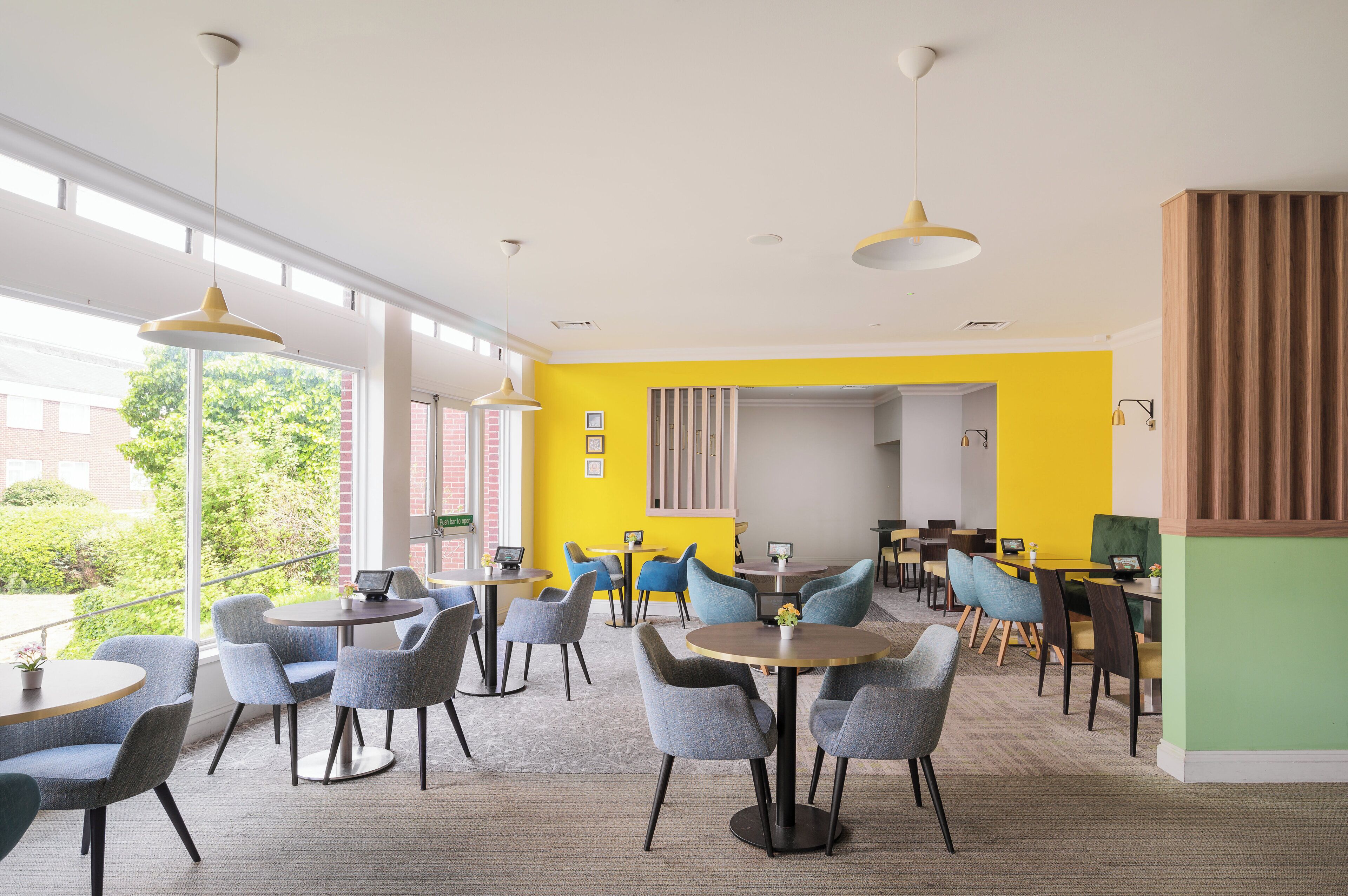 Serves breakfast, lunch and dinner