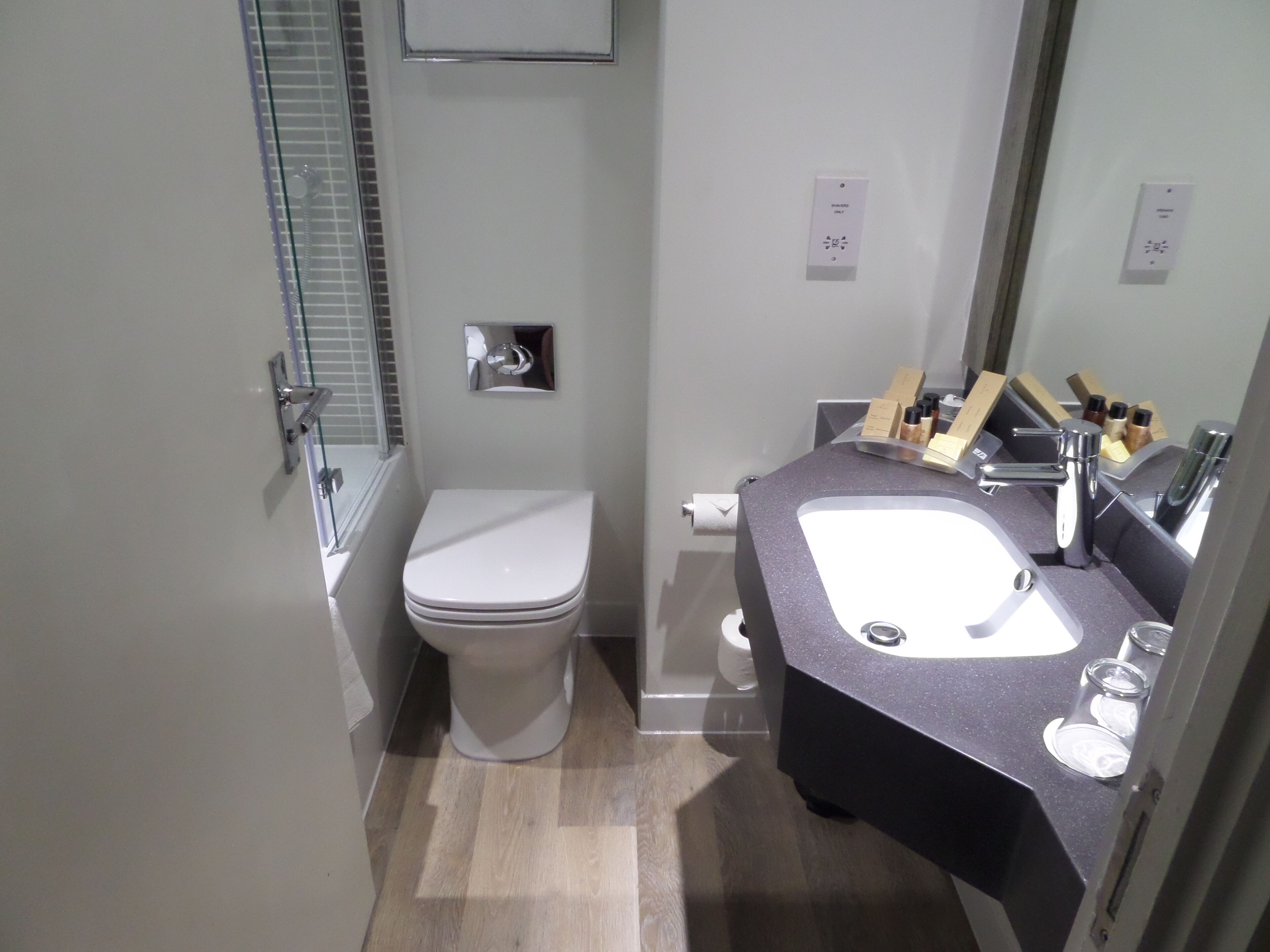 Combined shower/bathtub, hair dryer, towels