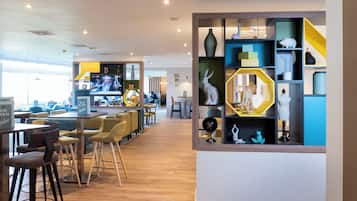 Serves breakfast, lunch, and dinner