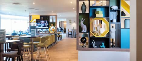 Serviert Frühstück, Mittagessen und Abendessen