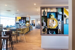 Ein modernes Interieur mit Barbereich, Sitzgelegenheiten und einer dekorativen Vitrine.
