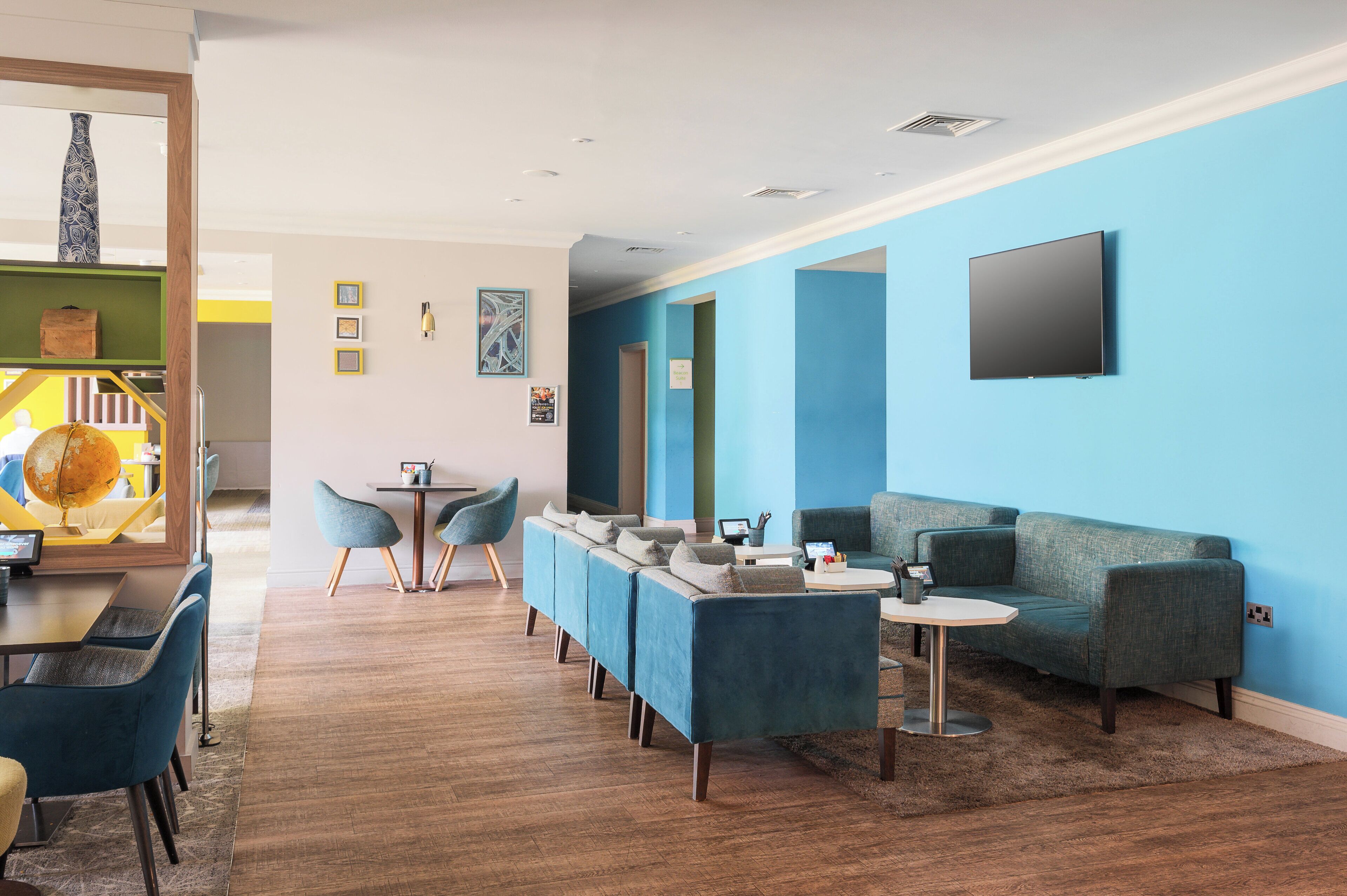 Melayani sarapan, makan siang, dan makan malam