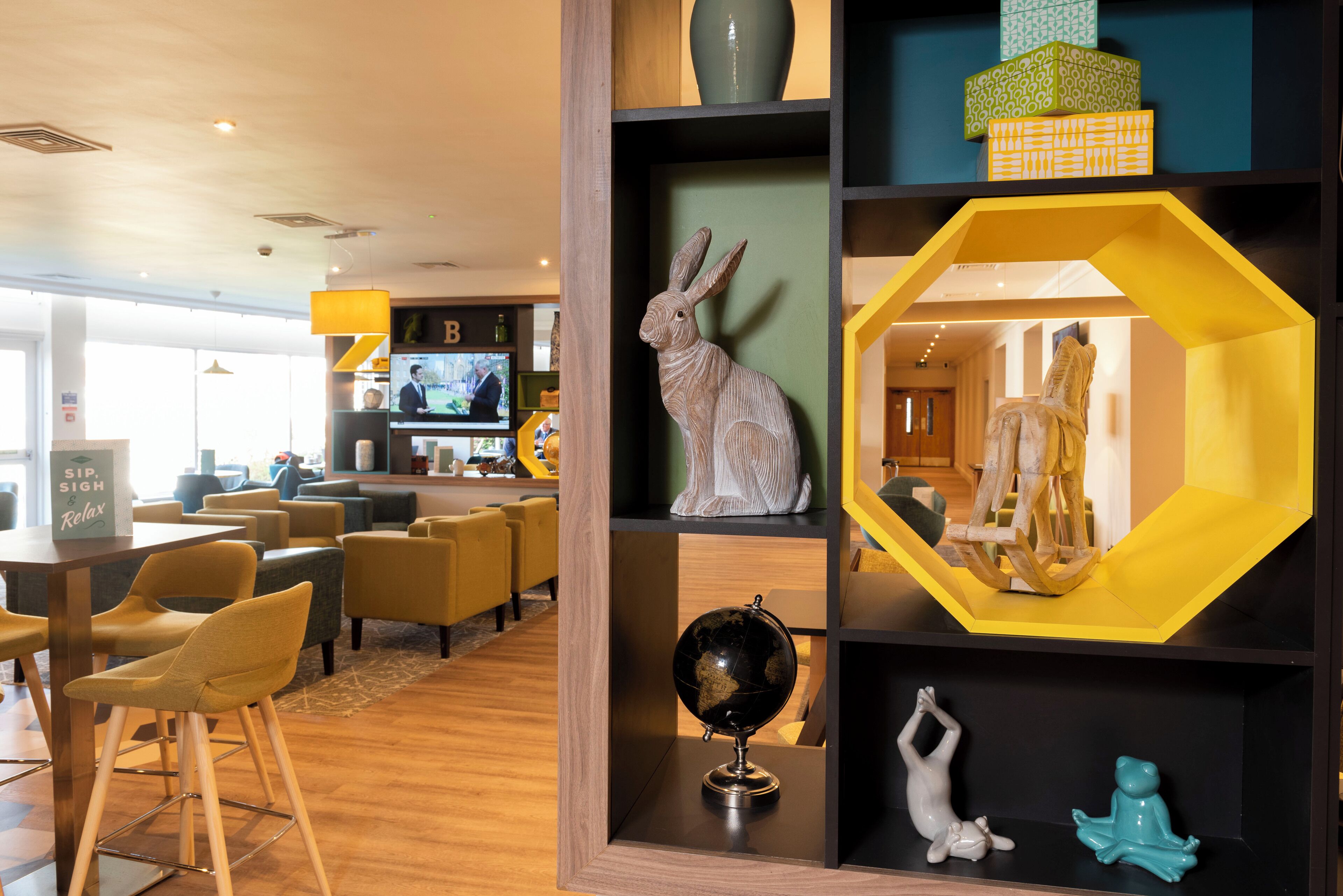 供应早餐、午餐和晚餐