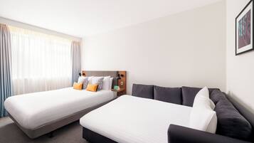 Standardzimmer, 1 Doppelbett und Schlafsofa | Schreibtisch, Bügeleisen/Bügelbrett, kostenlose Babybetten