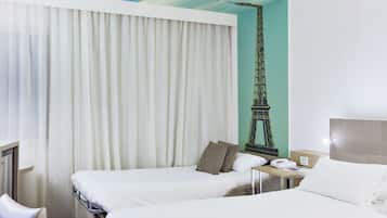 Roba de llit d'alta qualitat i minibar amb articles gratuïts