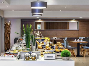 Daily buffet breakfast for a fee - Mercure Paris Vaugirard Porte de Versailles (Paris)