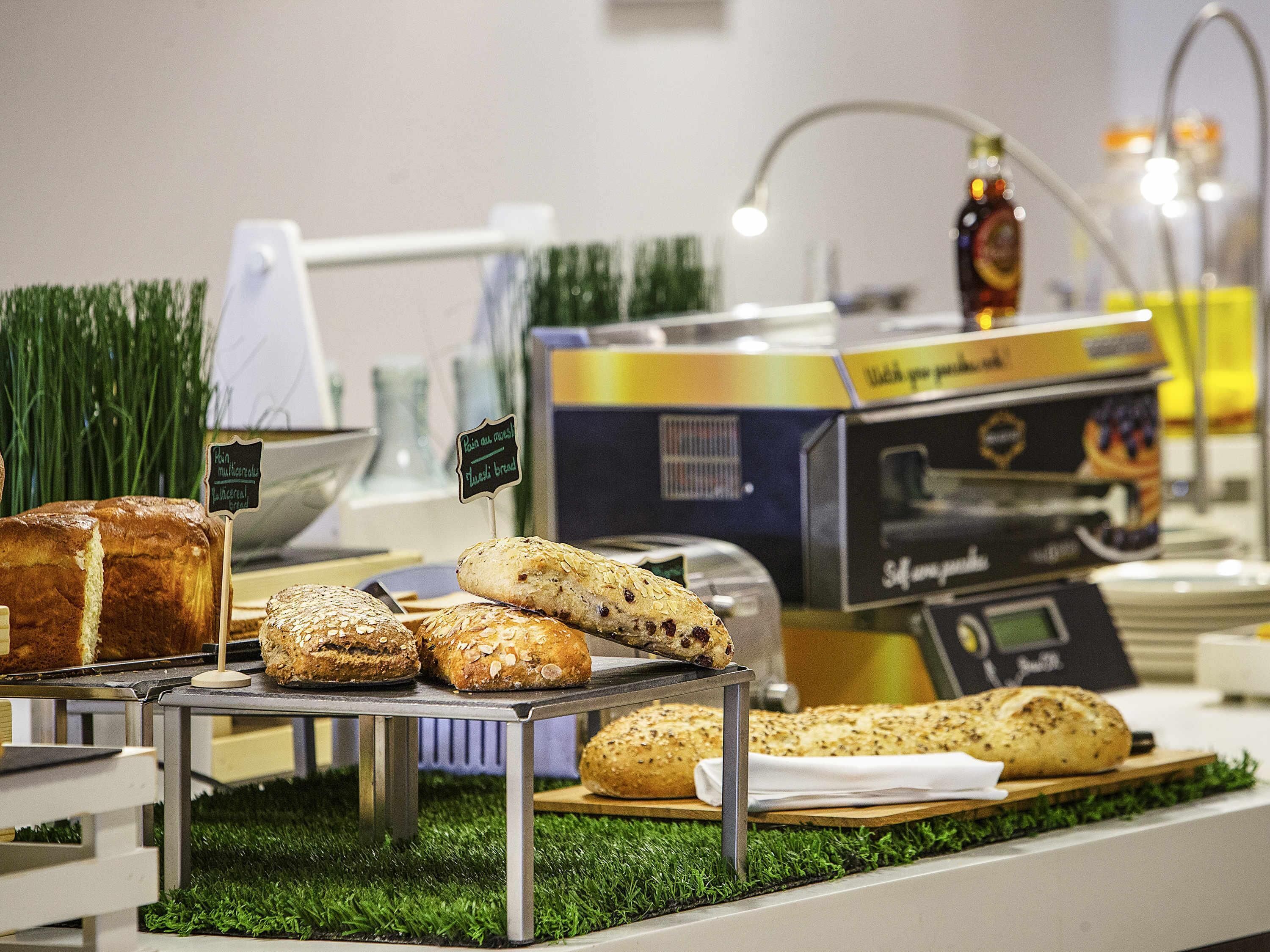 بوفيه فطور يوميًا بتكلفة قدرها (21.50 EUR للشخص)