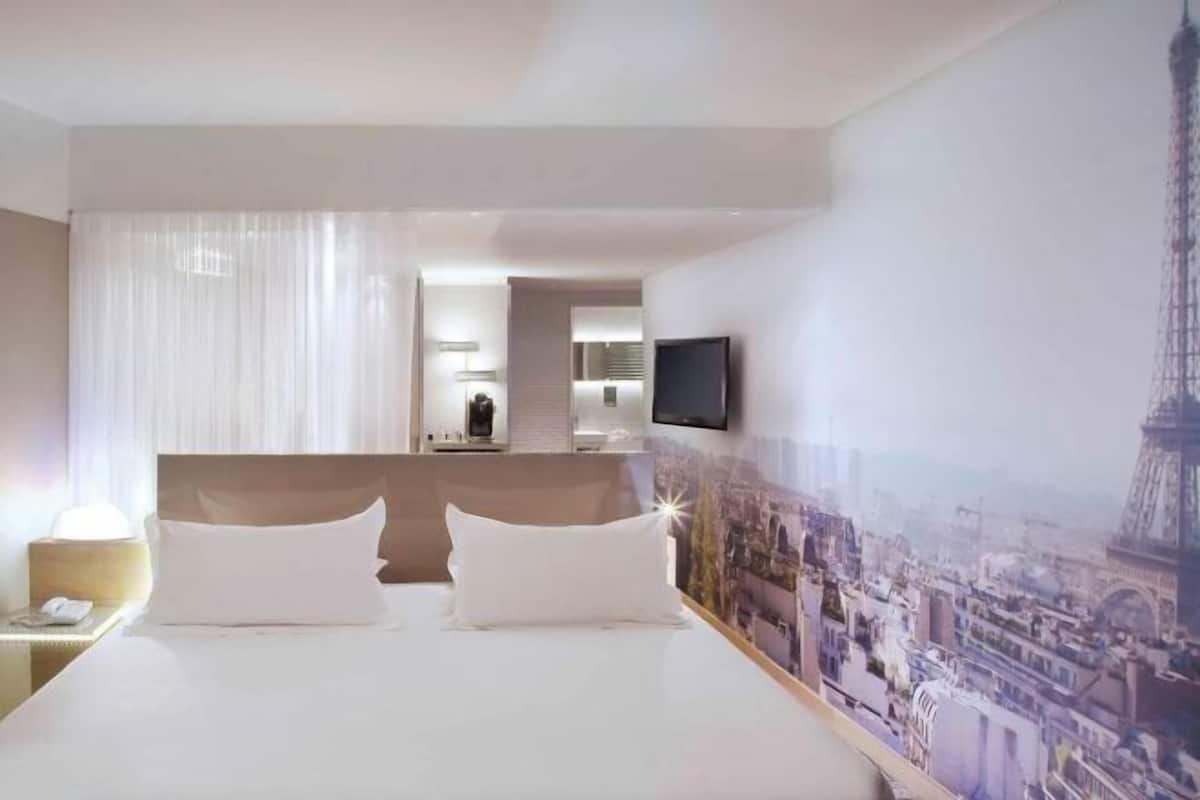 Premium bedding, free minibar items, in-room safe, desk