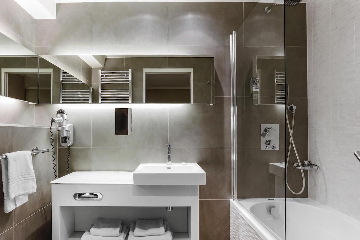 Premium bedding, free minibar items, in-room safe, desk