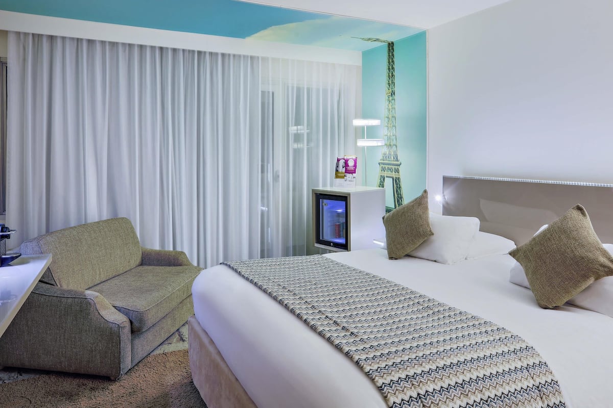 Privilege, Room, Patio | Peralatan tempat tidur premium, peti besi dalam bilik, meja