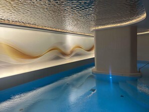 Piscina interna, funciona das 7h às 20h, espreguiçadeiras