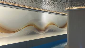 Piscine couverte, accès possible de 07 h 00 à 20 h 00, chaises longues