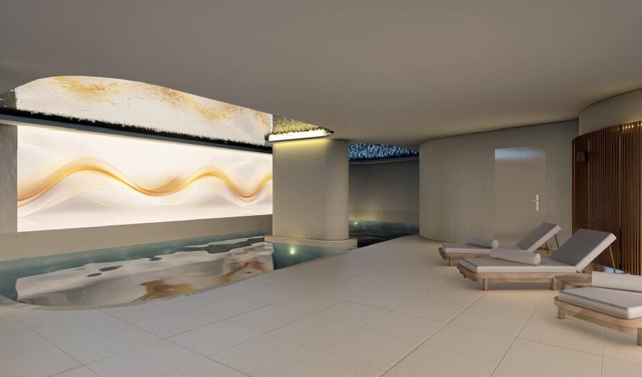 Piscine couverte, accès possible de 07 h 00 à 20 h 00, chaises longues 