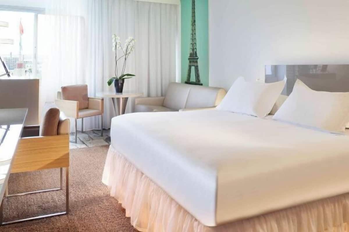 Premium bedding, free minibar items, in-room safe, desk