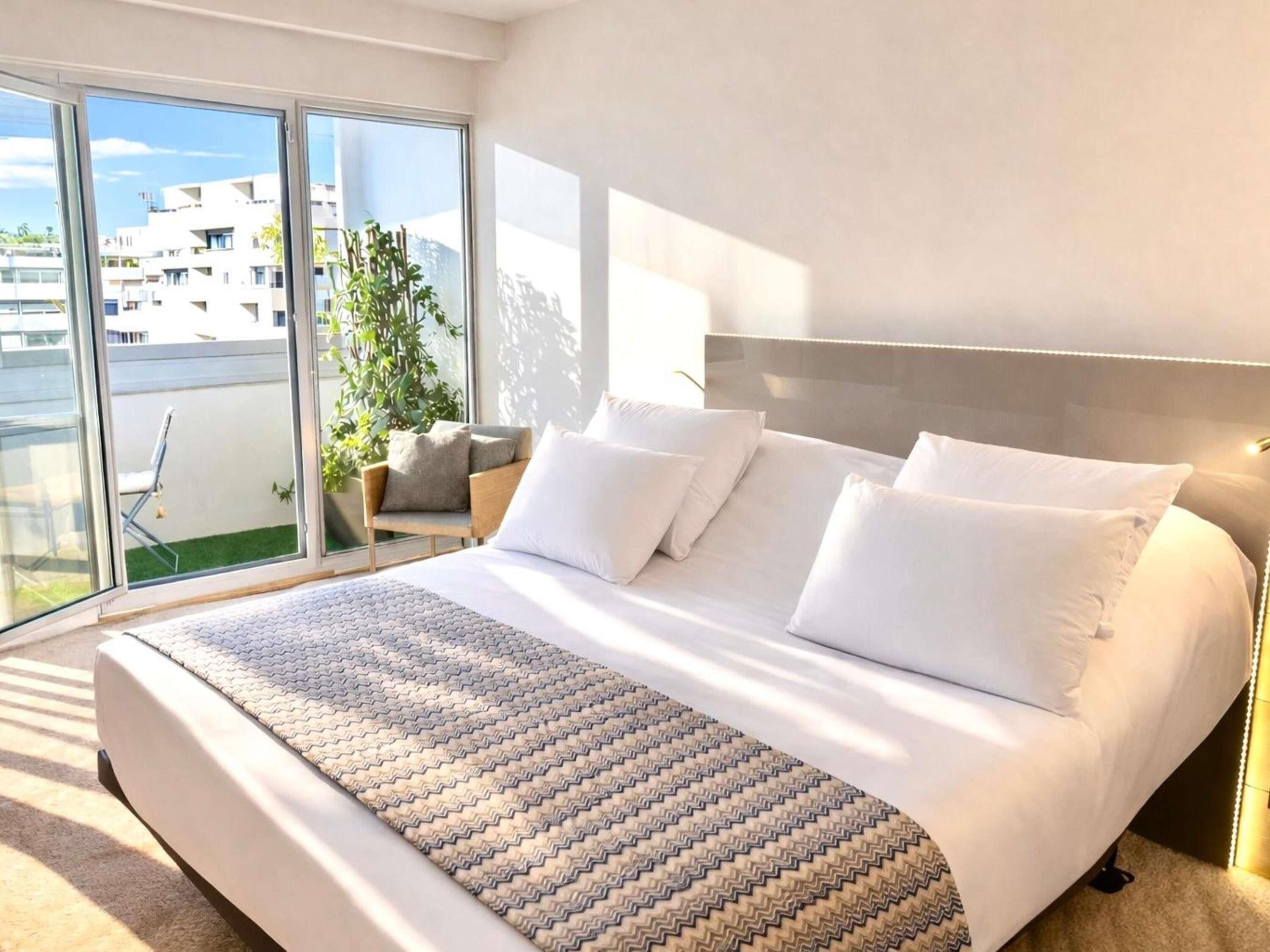 Premium bedding, in-room safe, desk, laptop workspace