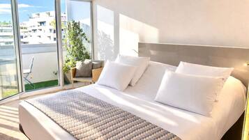 Premium bedding, in-room safe, desk, laptop workspace