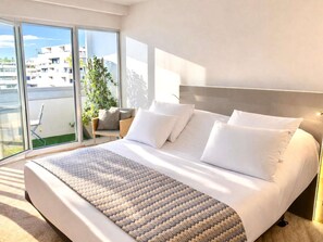 Roupas de cama premium, cofres nos quartos, escrivaninha
