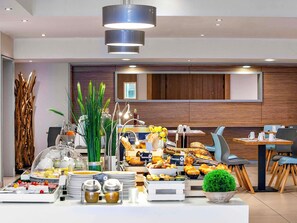 Ein reichhaltiges Buffet mit verschiedenen Speisen und modernem Ambiente.