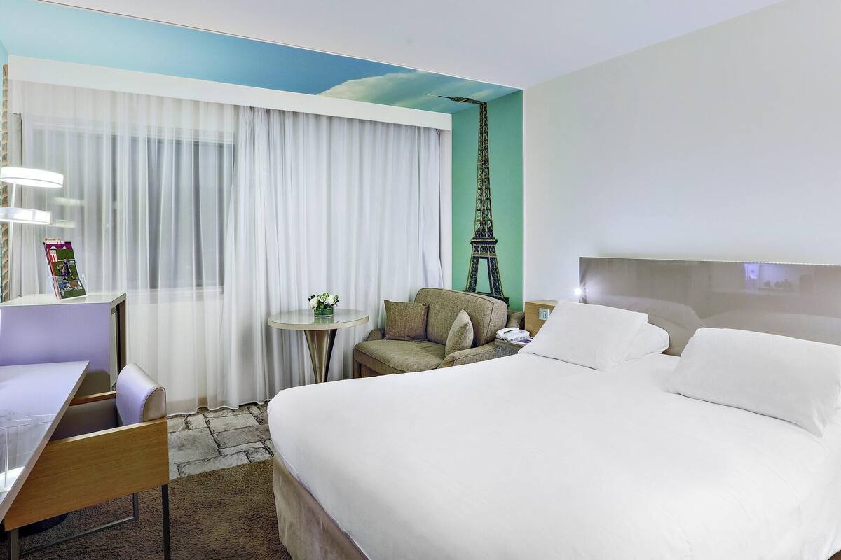 Classic Double Room, 1 Double Bed with Sofa bed | Premium bedding, in-room safe, desk, laptop workspace
