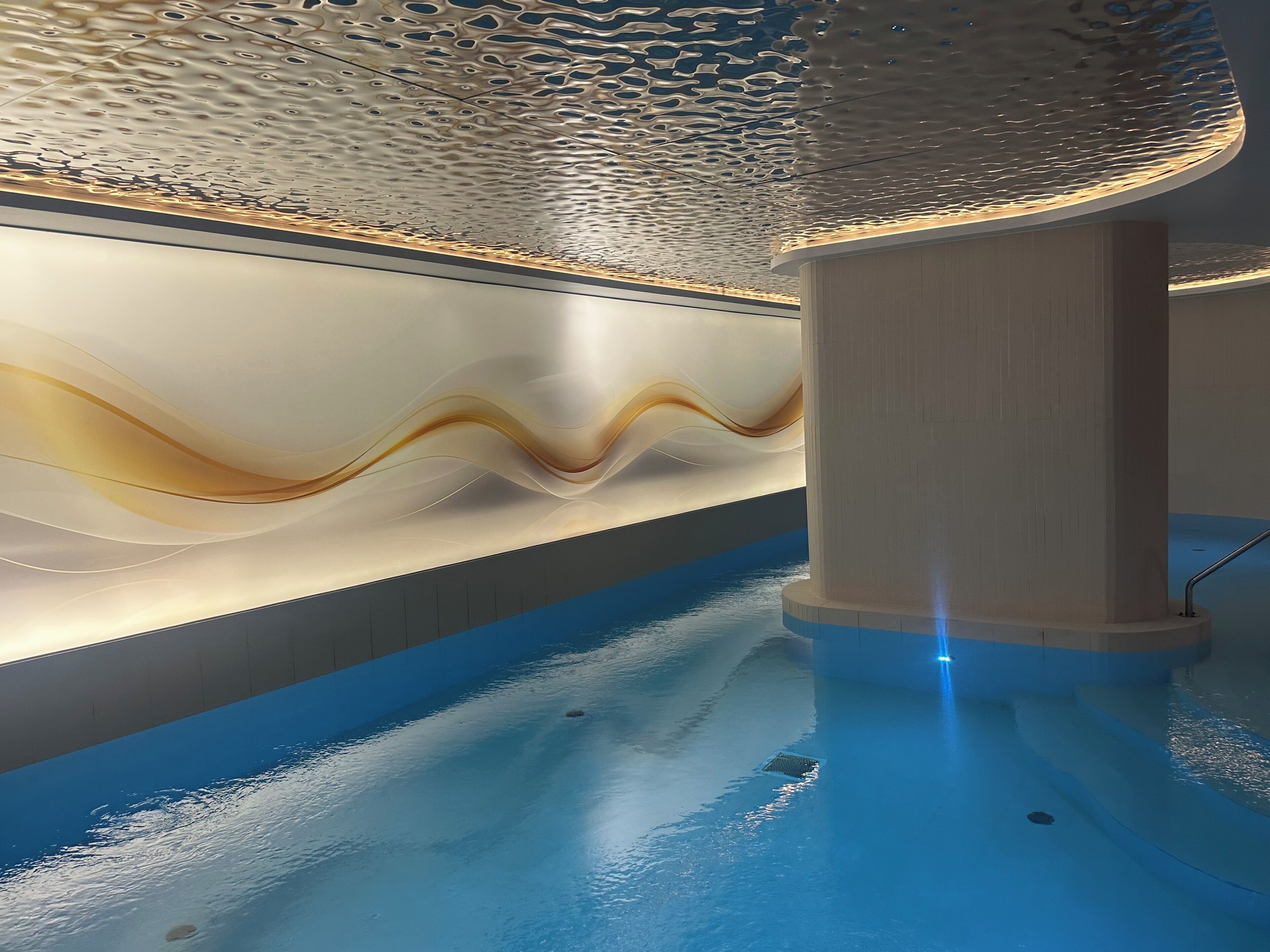 Piscine couverte, accès possible de 07 h 00 à 20 h 00, chaises longues 