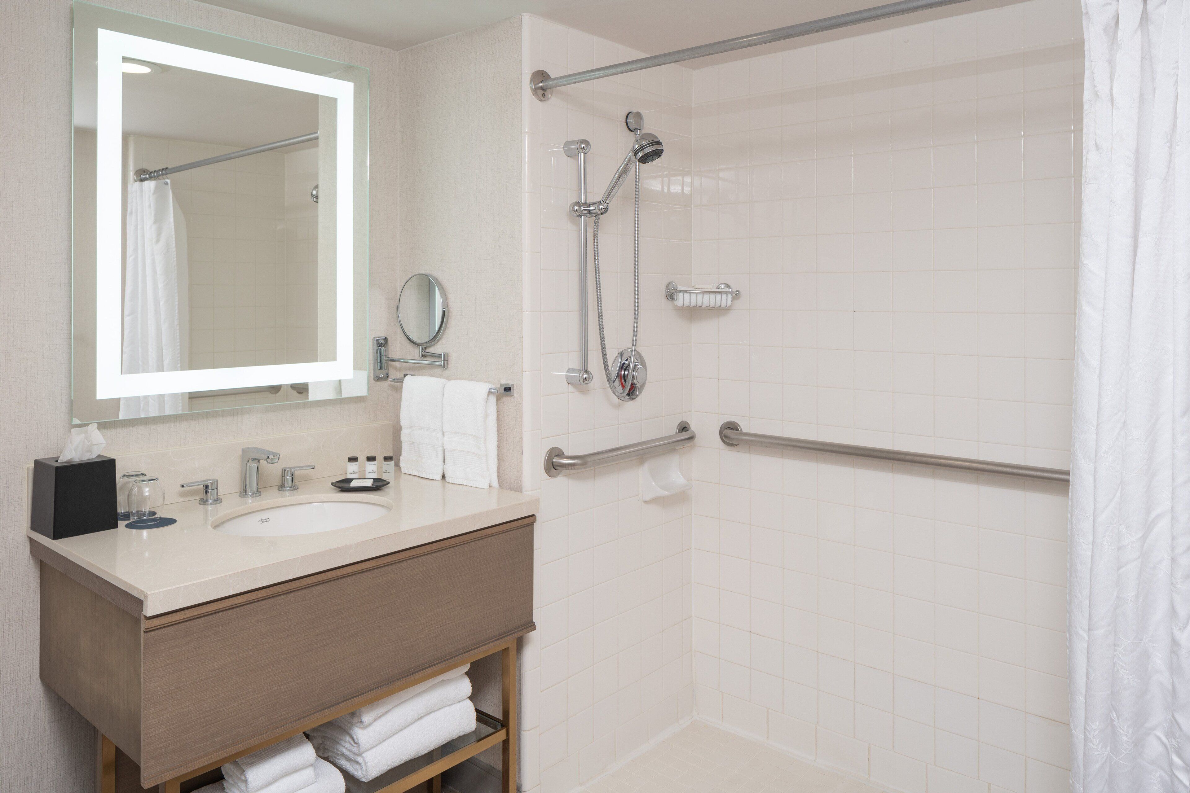 传统客房, 1 张特大床 (Mobility Accessible, Roll-In Shower) | 浴室 | 淋浴/盆浴组合、名牌洗护用品、吹风机、毛巾