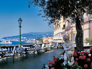 2 restaurants, dinner served, local and international cuisine