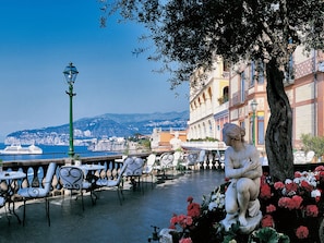 2 restaurants, dinner served, local and international cuisine