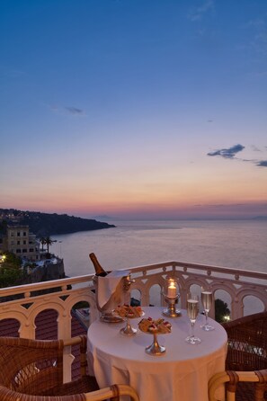 1 bedroom, Frette Italian sheets, premium bedding, minibar - Grand Hotel Excelsior Vittoria (Sorrento)
