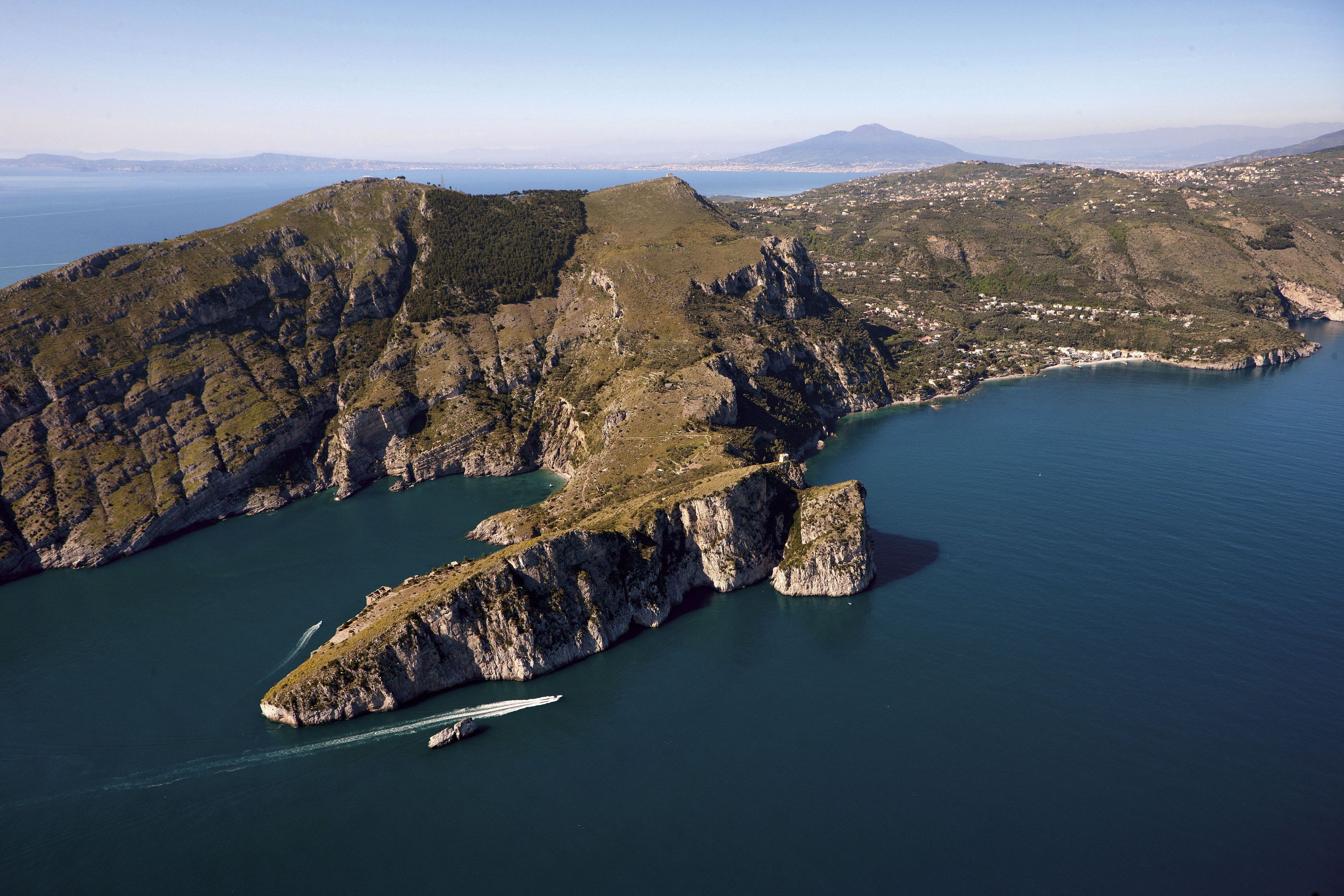 Paisaje costero con acantilados rocosos y una vista despejada del mar.