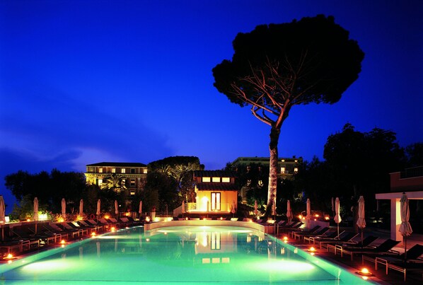 Seasonal outdoor pool, pool umbrellas, sun loungers