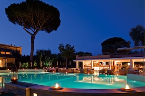 Seasonal outdoor pool, pool umbrellas, pool loungers - Grand Hotel Excelsior Vittoria (Sorrento)