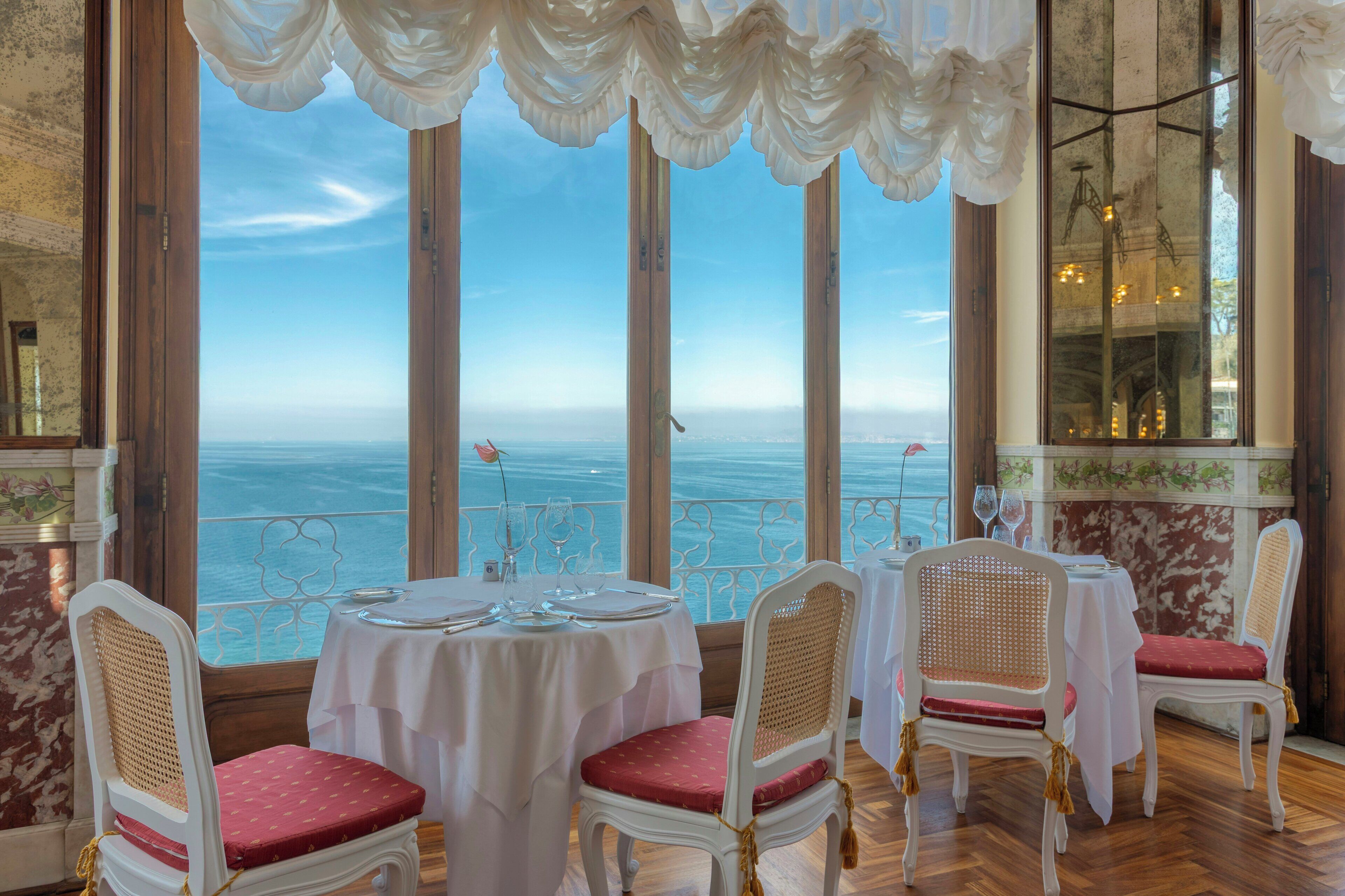 Un coin repas avec une table dressée pour quatre personnes, offrant une vue panoramique.